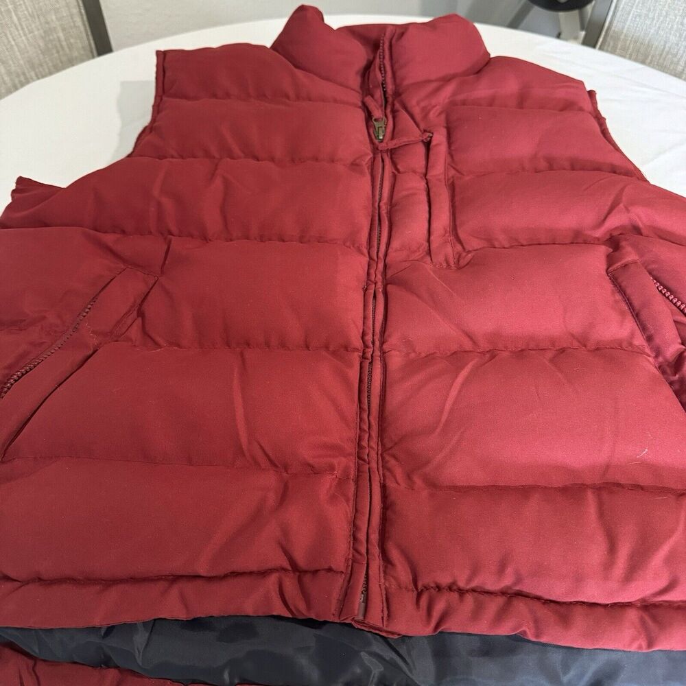 St. John's Bay Men’s Size Large Puffer Vest Navy Red/Rust color Zip Closure.